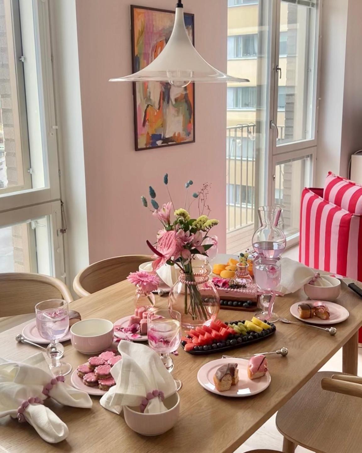 Candy-Colored Two-Room Condo With Sweet Views เฮลซิงกิ ภายนอก รูปภาพ